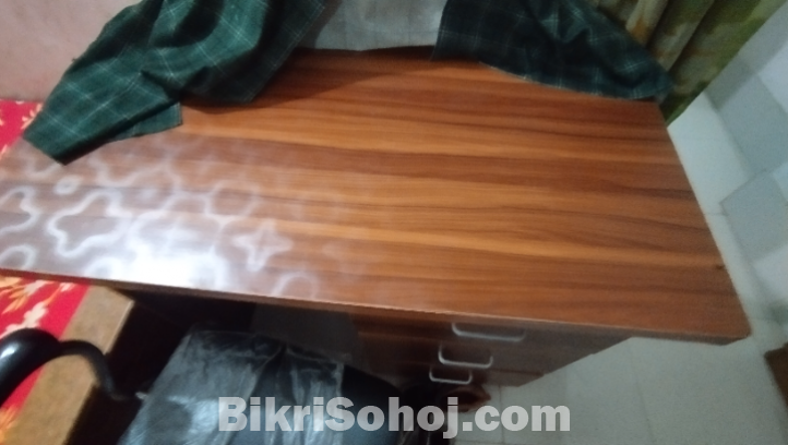অ‌ফিস টে‌বিল ও চেয়ার